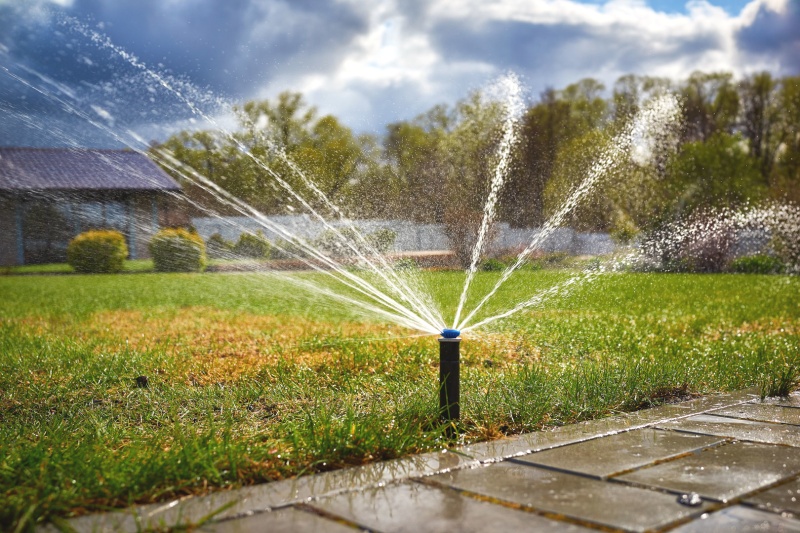 وفر المياه والجهد باستخدام شبكات الري بالرشاشات الذكية &ndash; هوم جاردن لتنسيق الحدائق